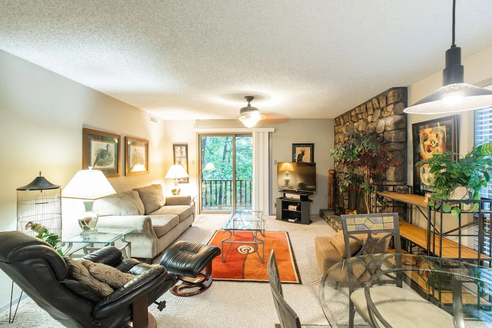 Forest view two bedroom, two bath condo on Lake Ouachita, steps away from pool and spa. by RedAwning