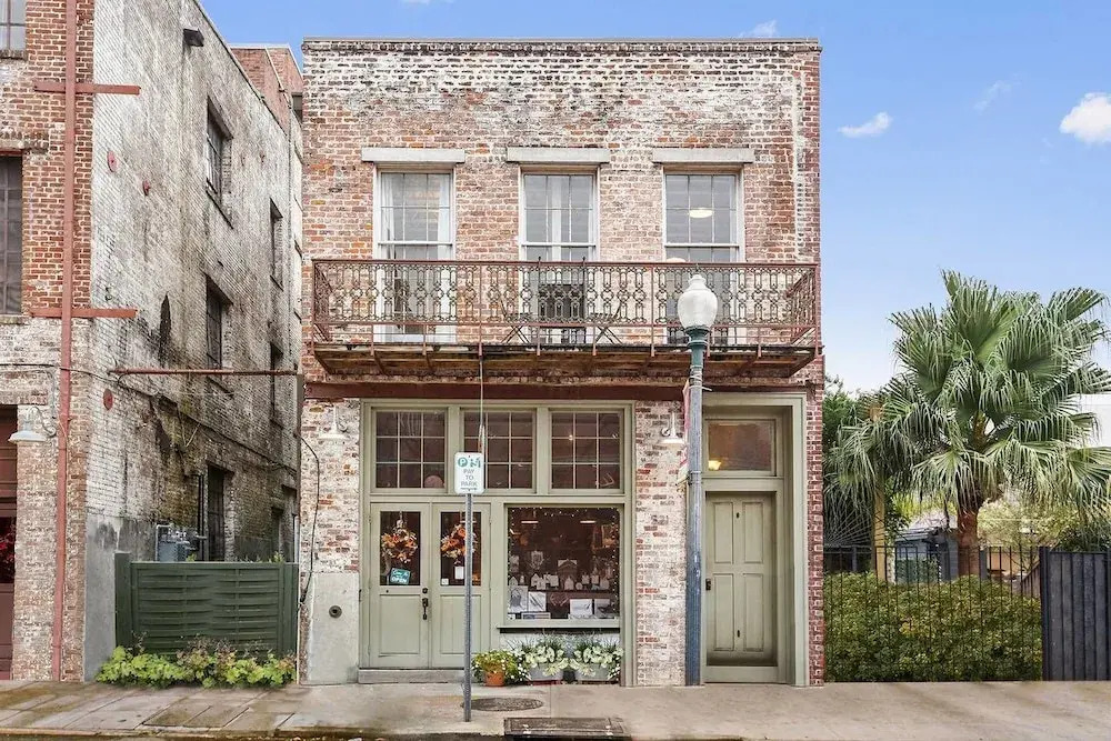 1br/1ba w/ Exposed-brick Apt in DT Nola by Domio
