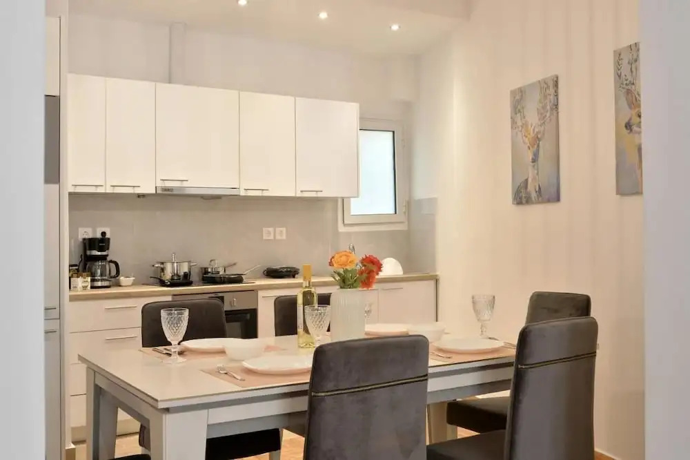GTD8210 - Acropolis Cozy Apt.