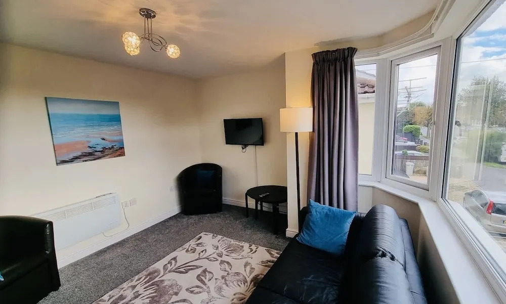 Beachside Home - Sleeps 5, Garden, Parking & Pets