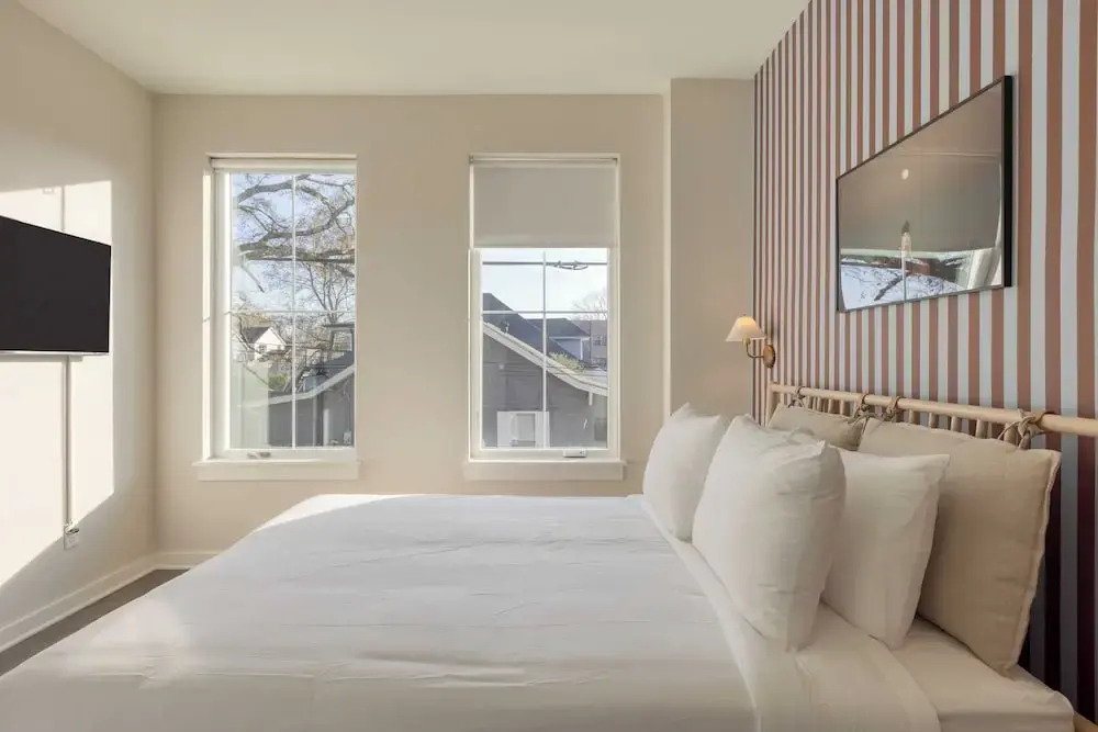 Sleeps 16 2 Modern Townhomes, Minutes to Broadway Lischey & 98 Degrees by Avantstay