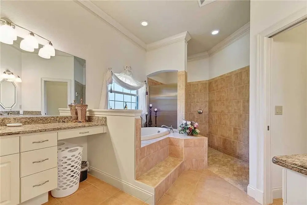 Royal Swan - Three Bedroom Home