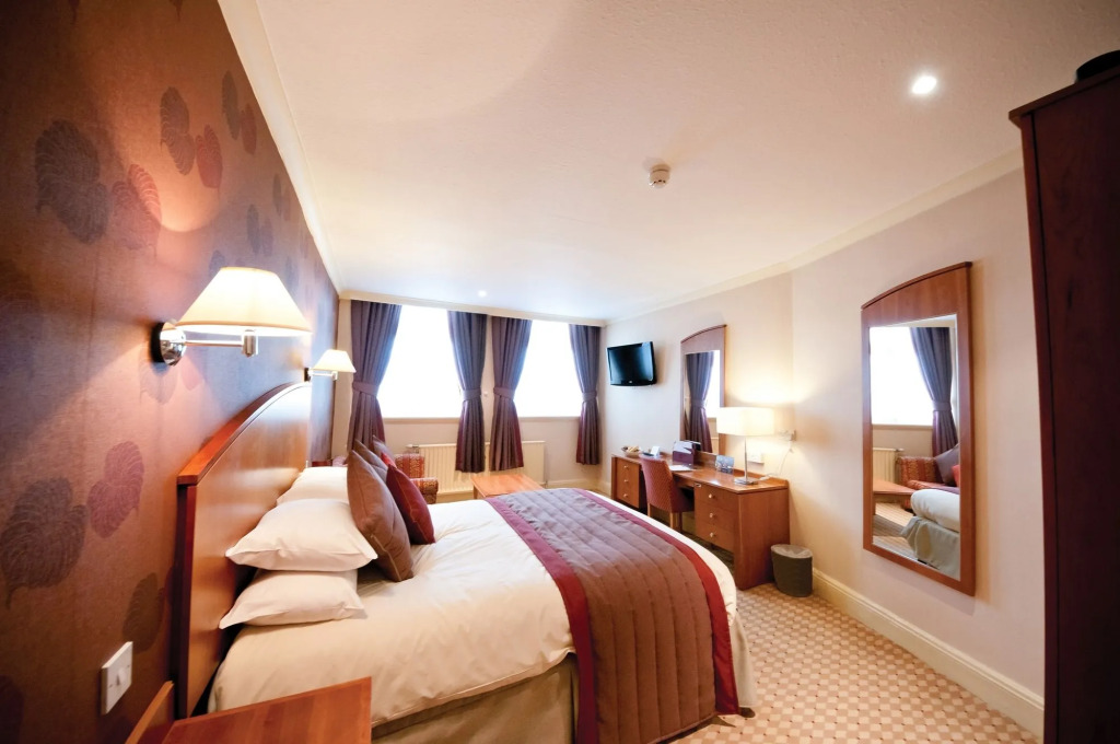 Crown & Mitre Hotel