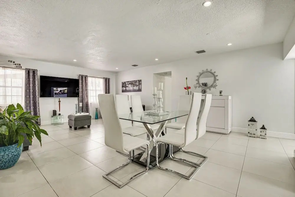 Sun-soaked Home w/ Pool in Lauderdale Lakes!