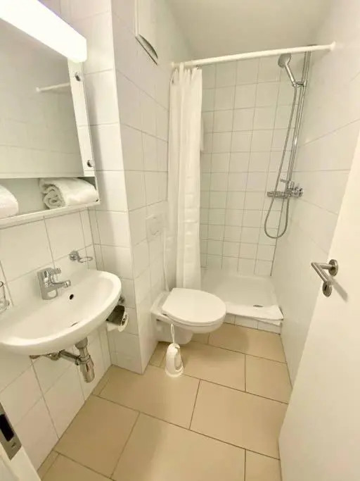 Modern, bright and spacious 3 bedrooms 2 bathrooms