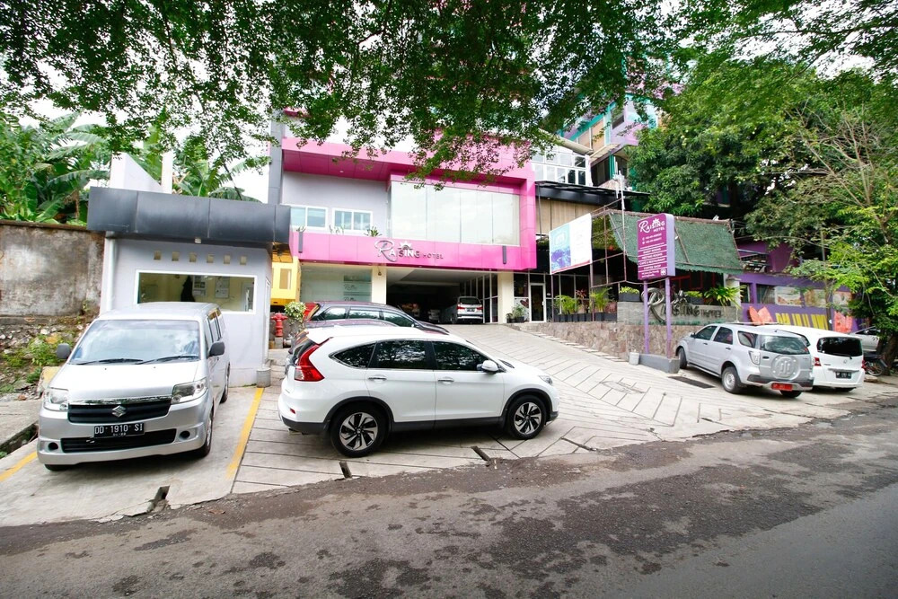 RedDoorz Premium near Nipah Mall