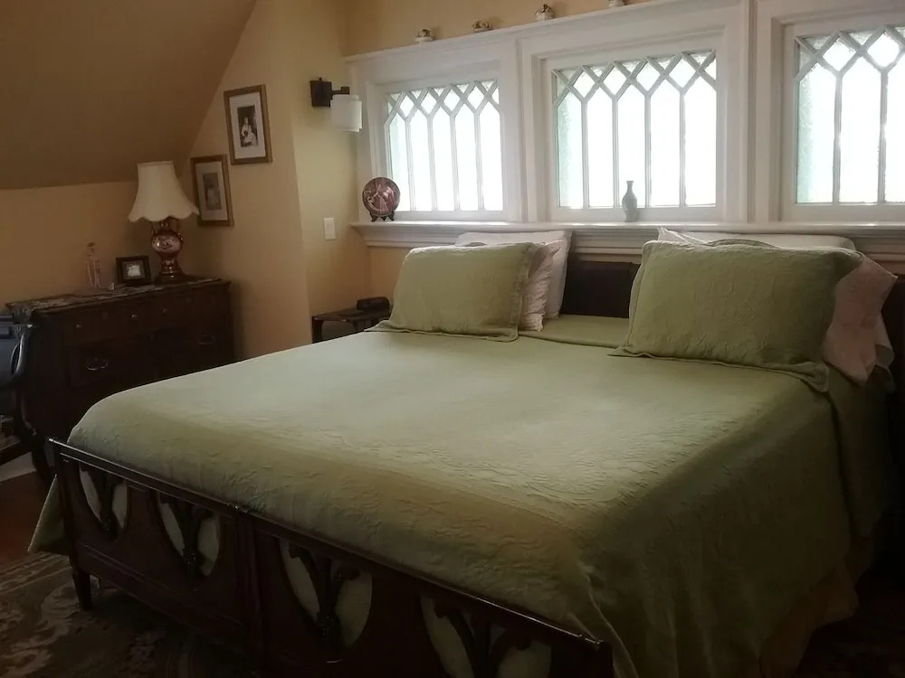Cottage on Caledonia Bed & Breakfast