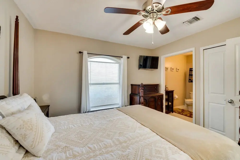 6 Mi to Disney: Group-friendly Kissimmee Retreat!