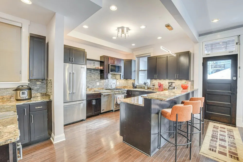 Spacious Condo w/ Deck ~ 3 Mi to Downtown Chicago!