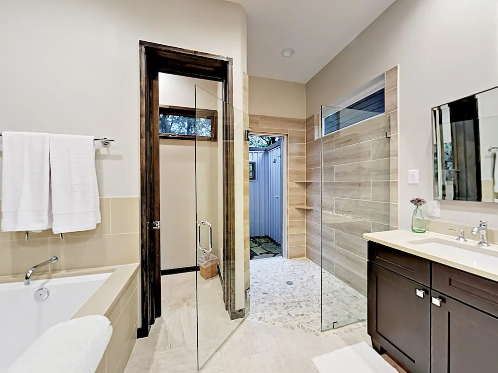 Chic Lake Travis W/pool, Lazy River & Marina 1 Bedroom Cabin