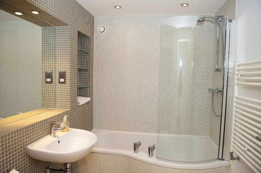 Smart 3 bedroomed flat with parking