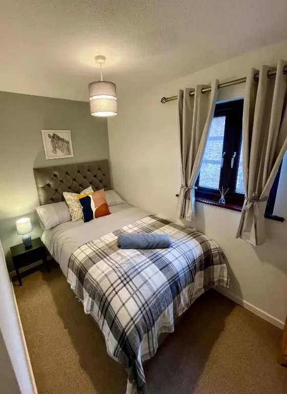 Comfy & Spacious 5 person house, driveway parking!