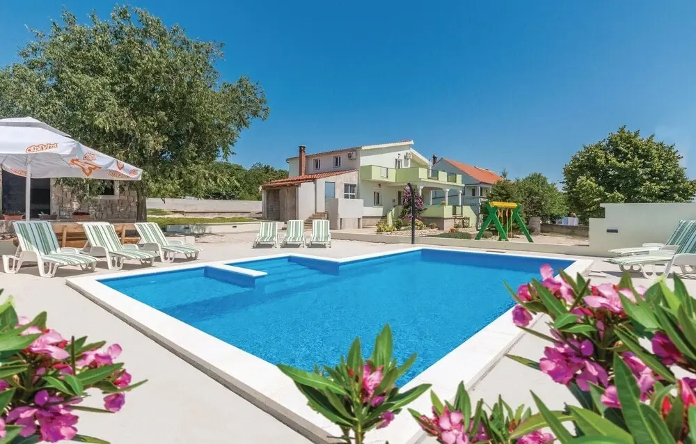Stunning Home in Nadin With 5 Bedrooms, Wifi and Outdoor Swimming Pool