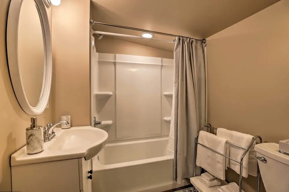 Chic Main Street Retreat < 7 Mi to KY Horse Park!