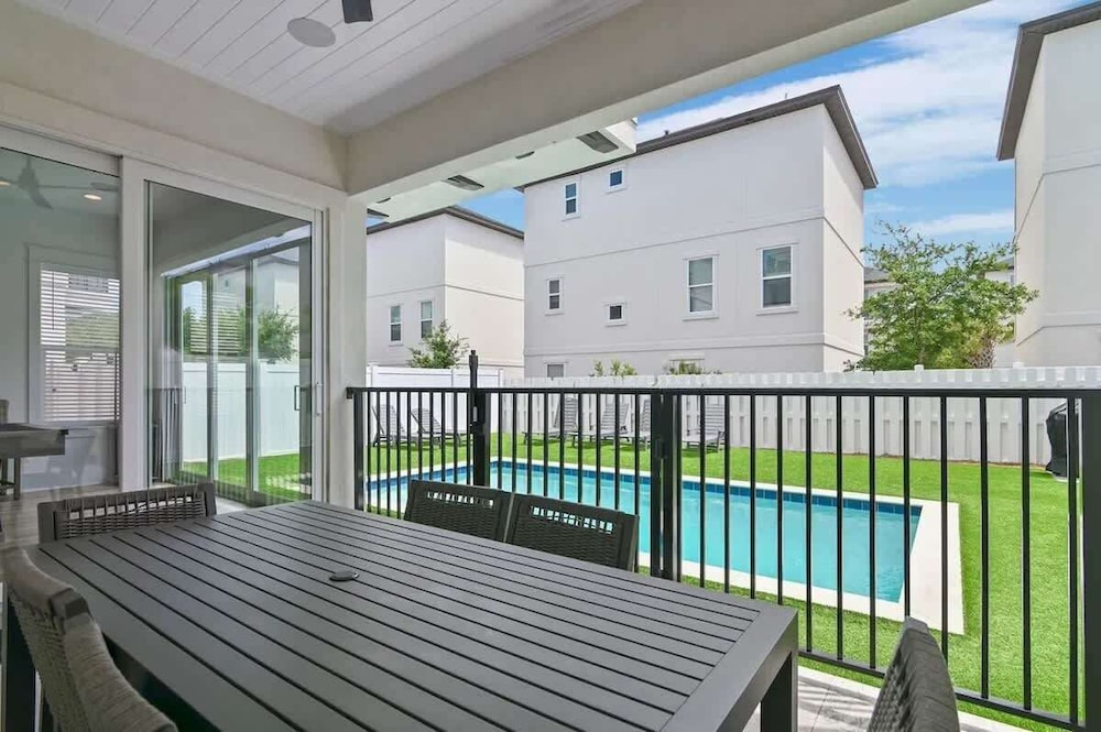 3-story Comfortable Home Near the Beach