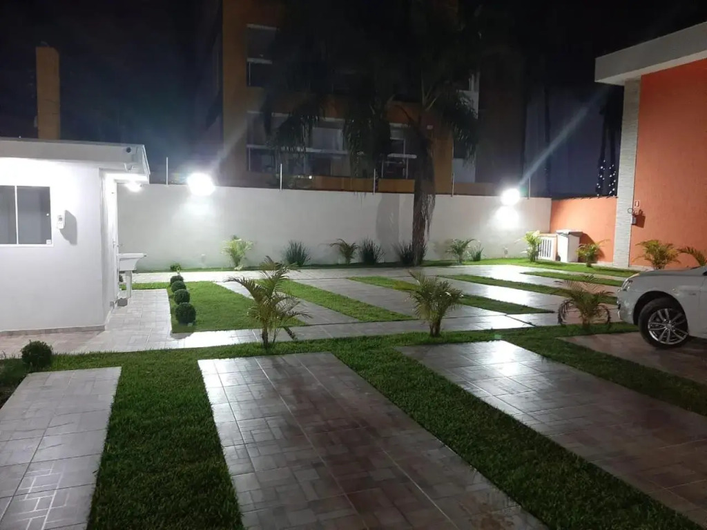 Apto 2 dorm, a 250m praia do Indaia, aceitamos PET