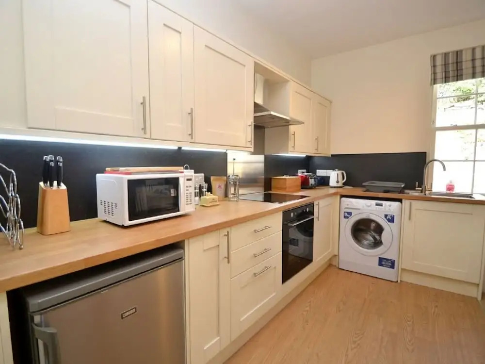 Apartment in 19th-century Building With Communal Garden in Dartmouth