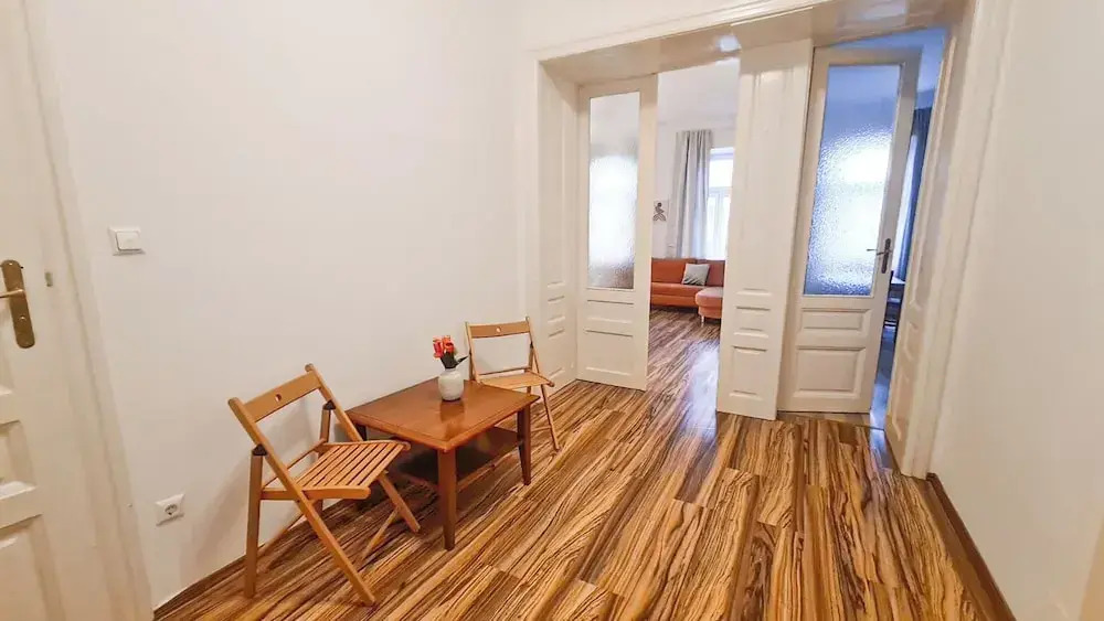 Classic 2BR Viennese Apt Near Downtown