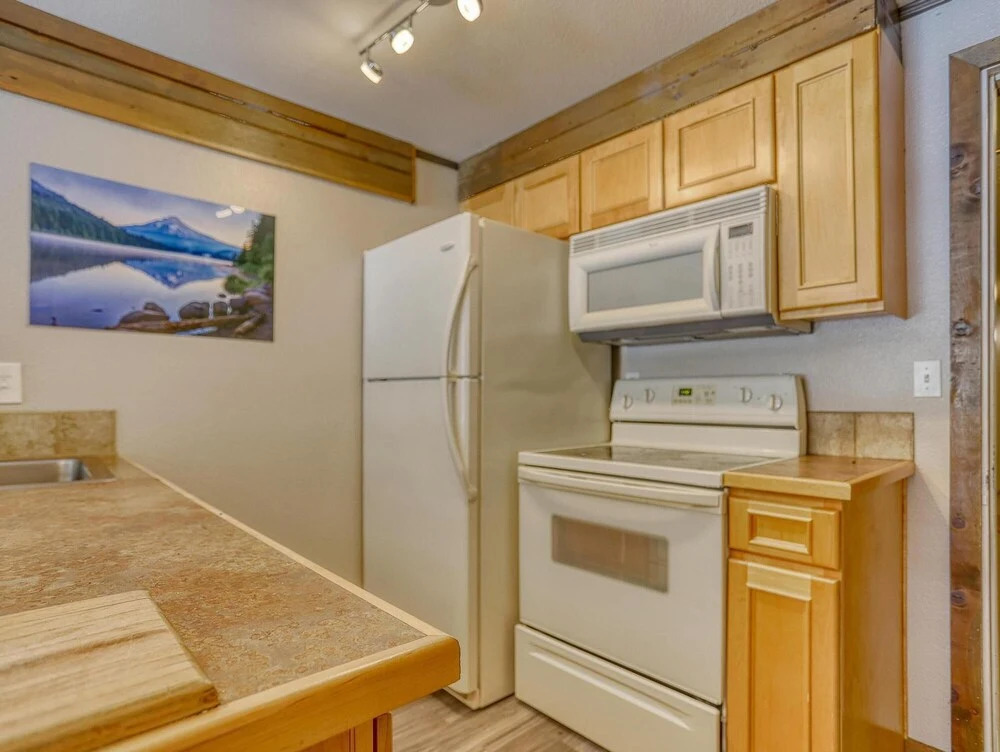 Geothermally Heated Outdoor Pool and Scenic Deck - Cozy Studio Retreat