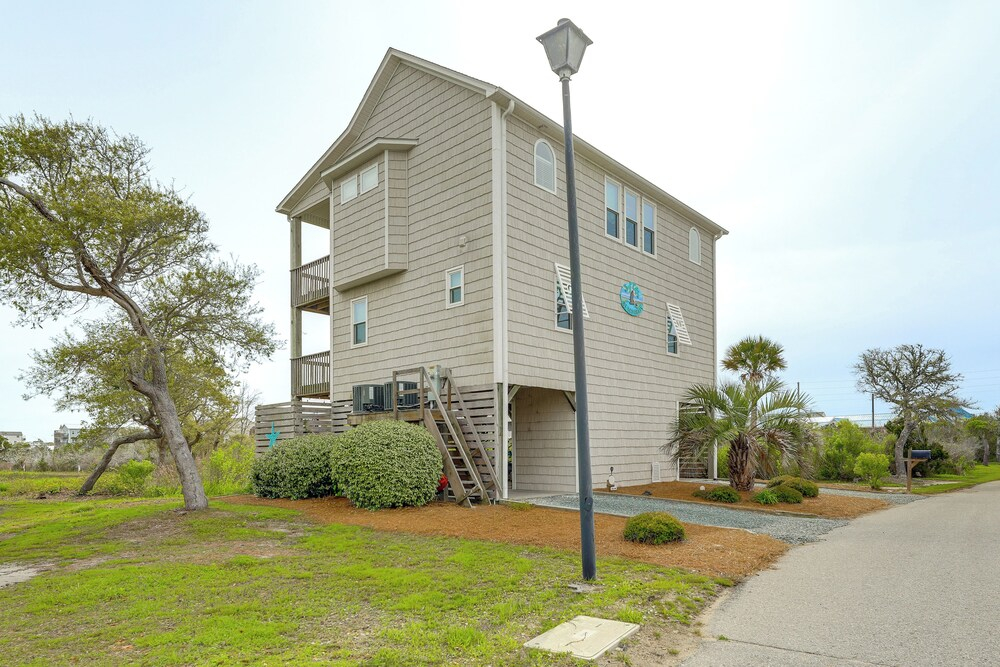 Walk to Surf City Beach: Ocean-view Home w/ Decks!