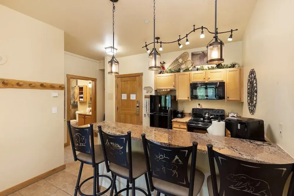8115 Arapahoe Lodge 1 Bedroom Condo by RedAwning
