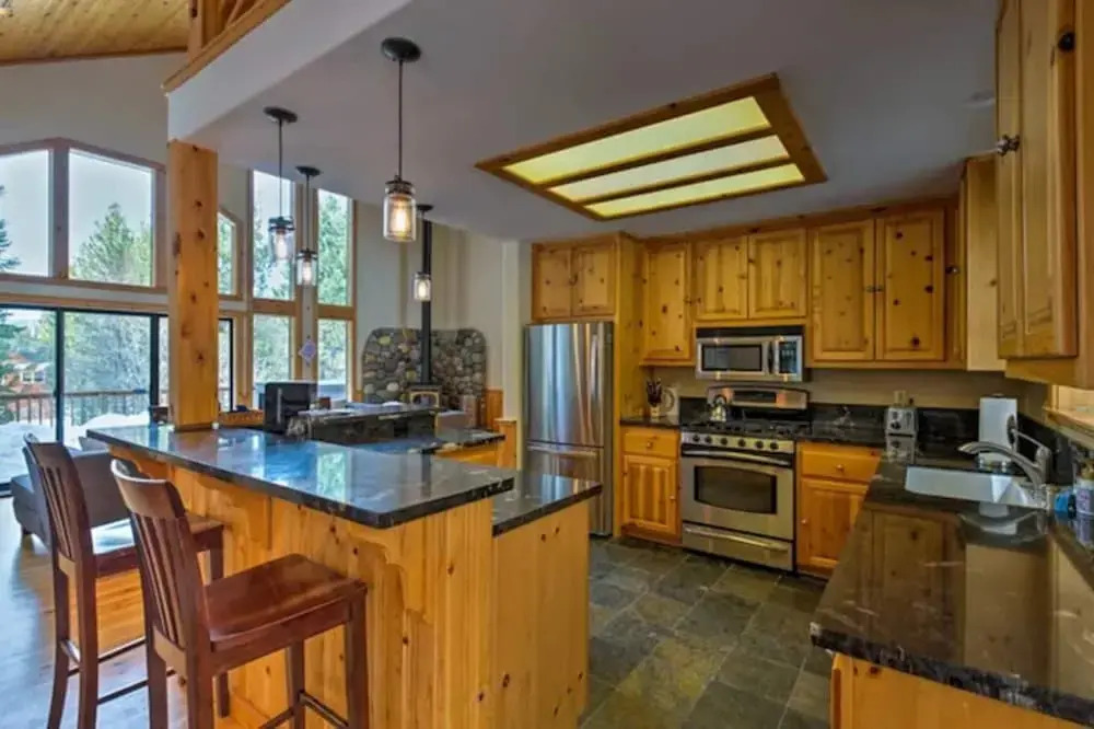 Black Bear by Avantstay Spacious Viking Lodge in Tahoe Donner w/ Game Room & Hot Tub!