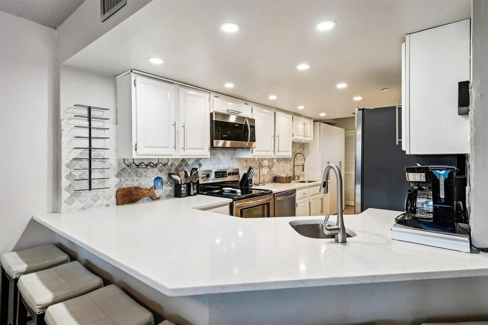 IR 518 is a Stunning 2 BR that has amazing Sunset views - sleeps 10 by RedAwning