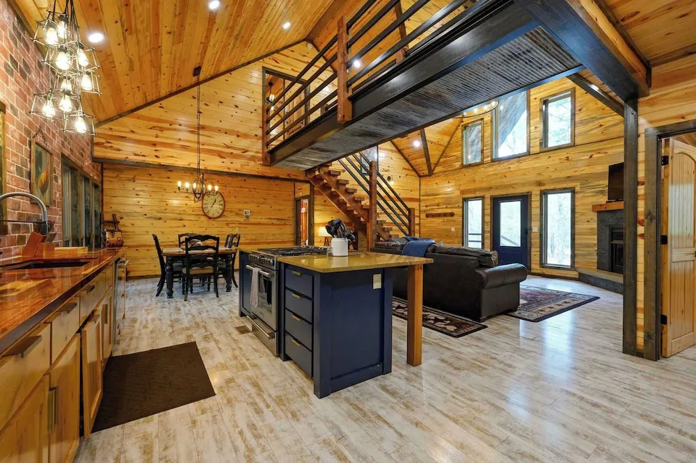 Drift Inn 3bdr w/ Hot Tub