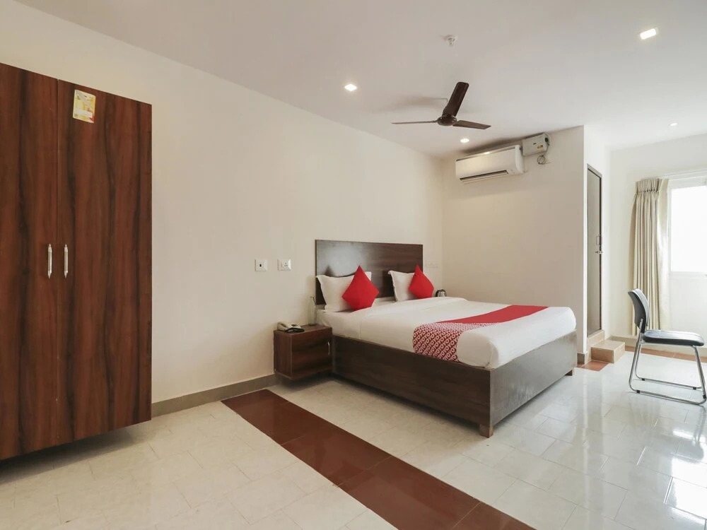 Sujatha Nirmala Convent Road by OYO Rooms