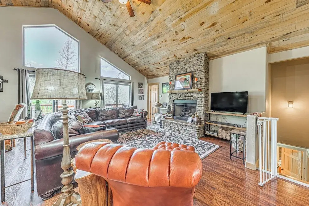Ruidoso Cabin w/ Hot Tub, 2 Mi to Grindstone Lake!