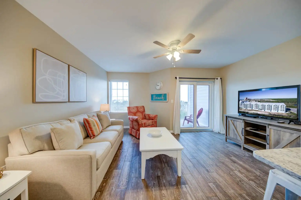 Luxury condo in the action of Orange Beach with pool and beach access