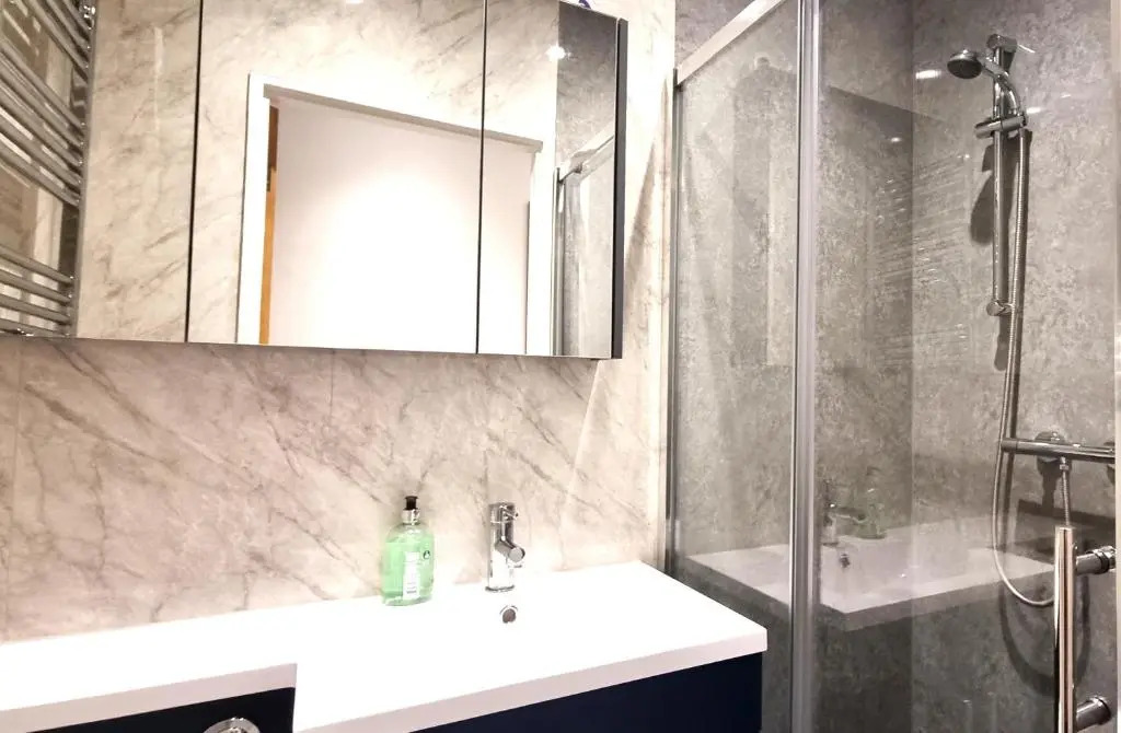 Spacious 6 Bedroom House, 4 Bathrooms, Central, 2 Parking Spaces