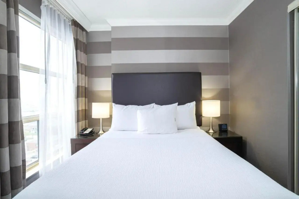Stage West All-Suite Hotel & Theatre Restaurant