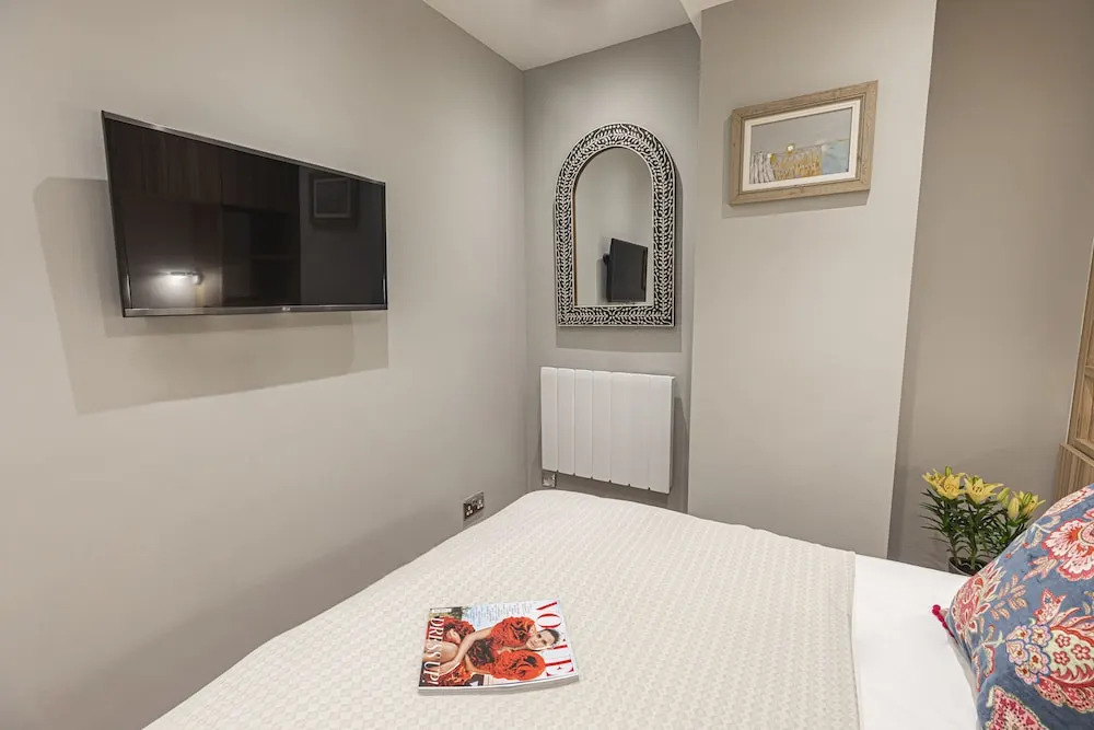 Monthly Discount! Self Isolation w/ Private Entrance and all Amenities, in Notting Hil
