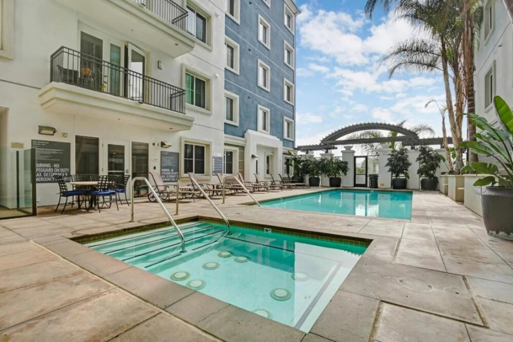 Yes it s Right 2 Suites and 3 Baths in the Heart of San Diego FB2