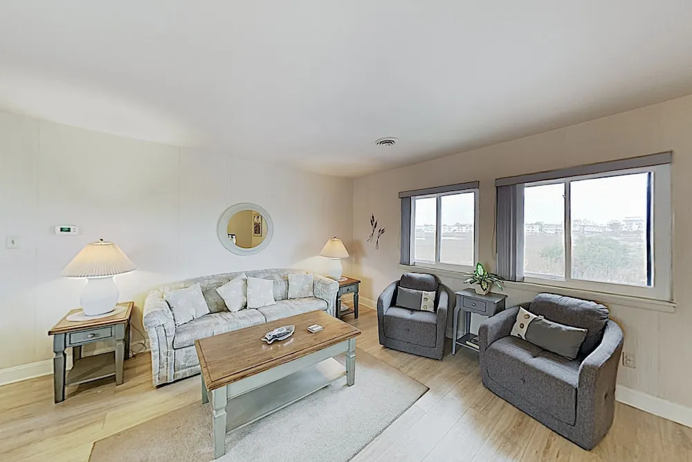 New Listing! Cozy Canal-side , Walk To Beach 2 Bedroom Condo
