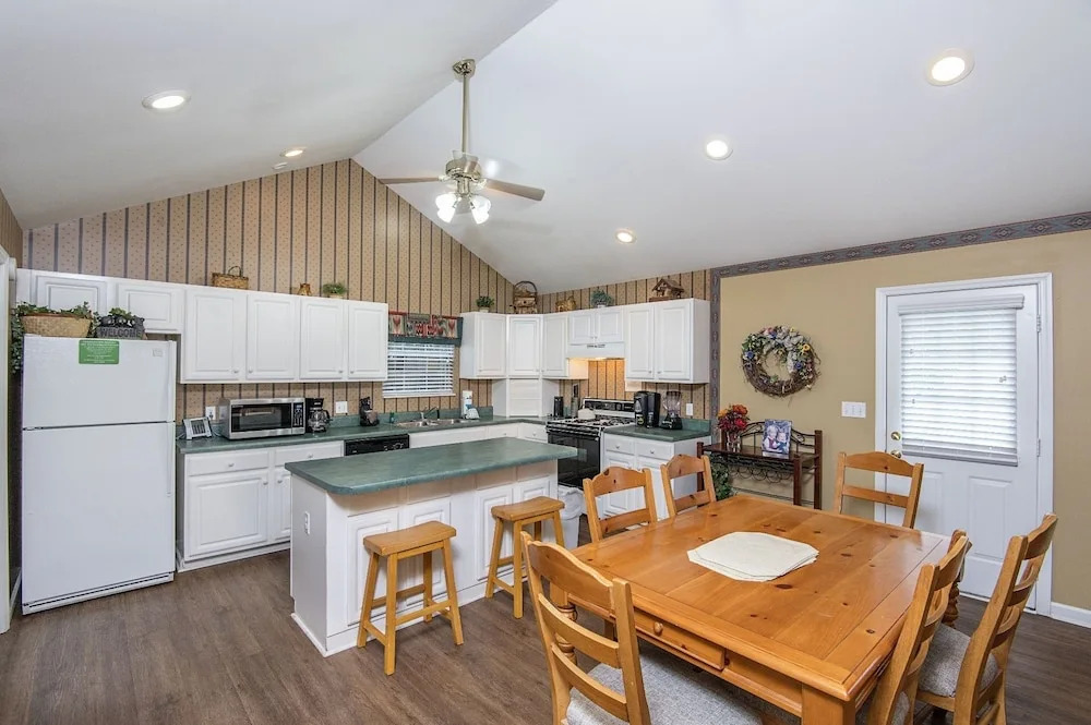 Our Tennessee Mountain Home - Great Location! Close To All The Action! 2 Bedroom Cabin by RedAwning