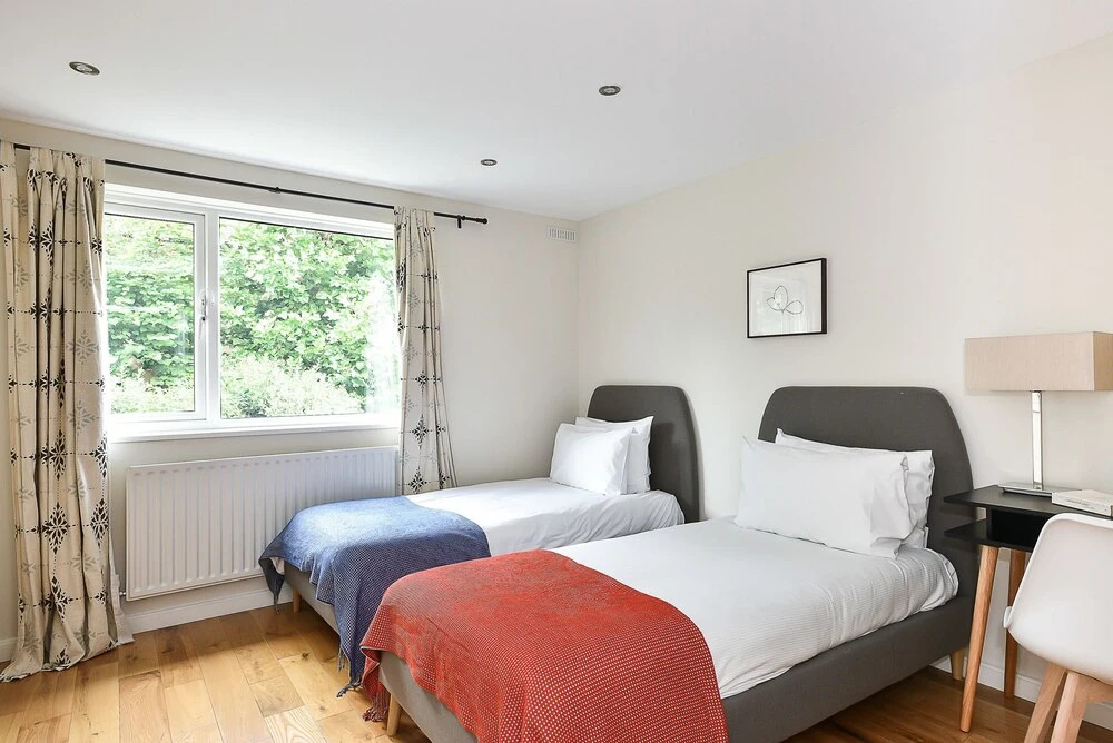 Large 4BR House in S.W. London - Sleeps 10!