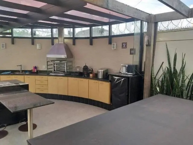 Casa com 4 quartos e piscina