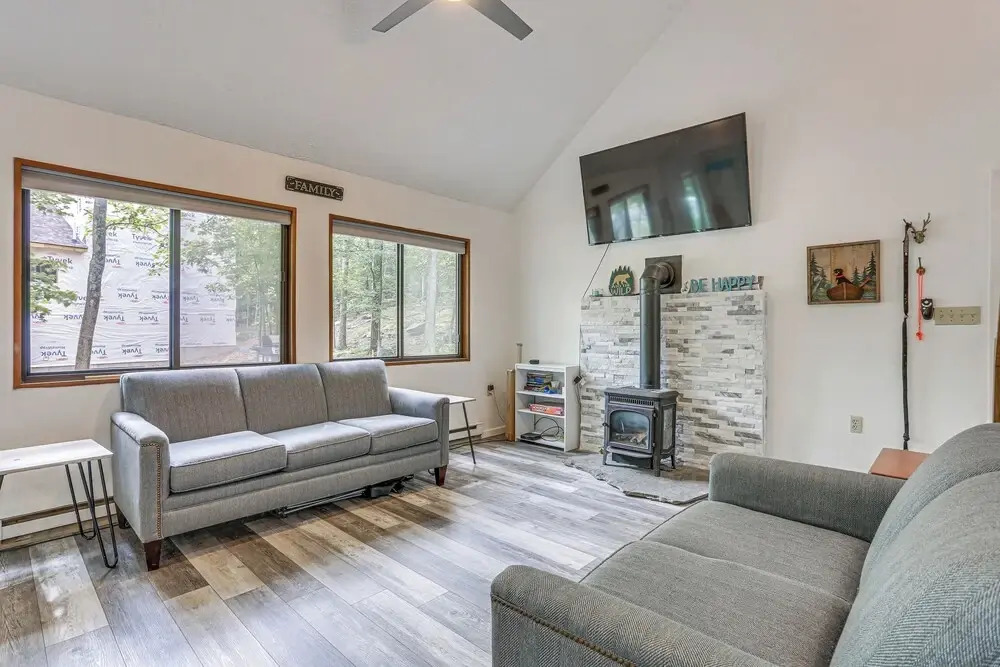 Screened Porch & Deck: Pet-friendly Poconos Escape