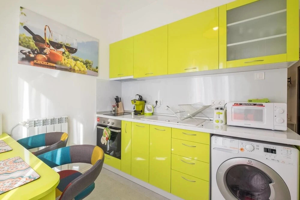 POP UP - Colourful One Bedroom Flat - TOP CENTER