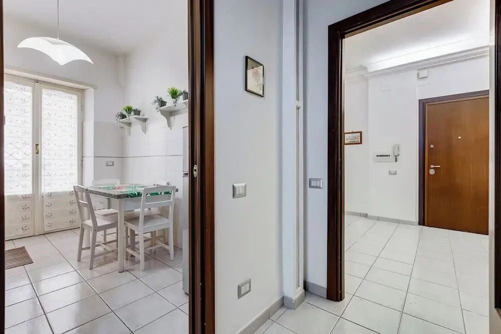 Cozy 2-Bedroom Flat with Balcony