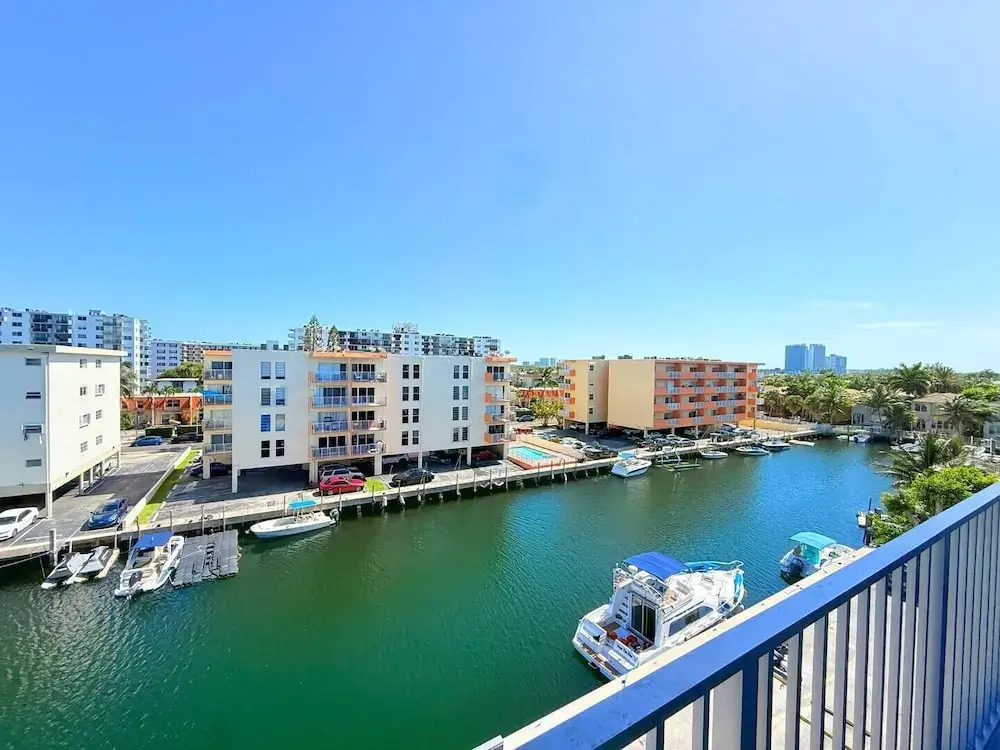 Top Location Waterfront Balcony Dream