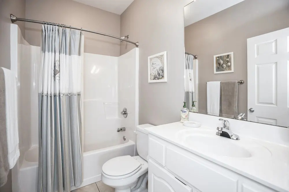 455 Hidden Lake Way House - 4 Br home by RedAwning