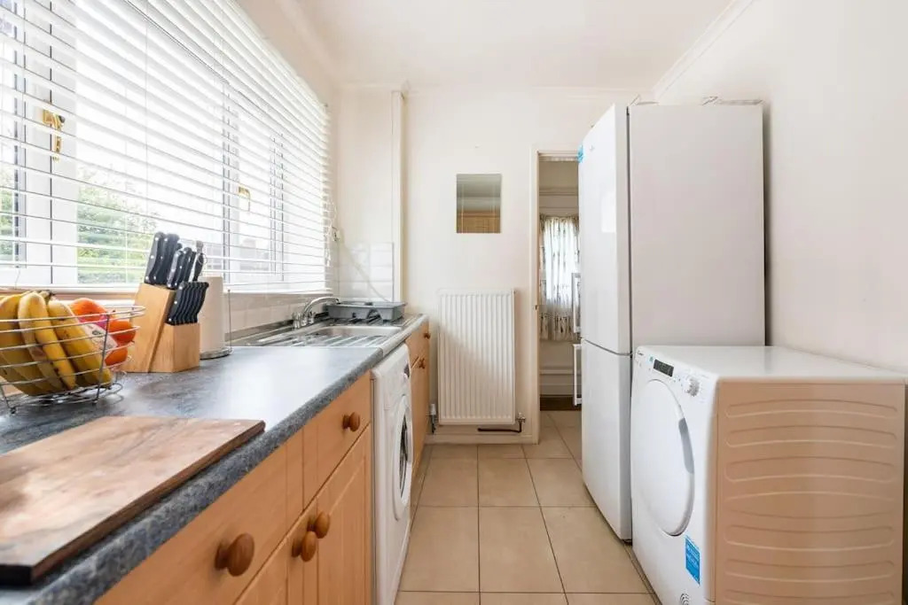B-ham 20 mins, 10 Beds, M6 J10, Free Secure Onsite Parking