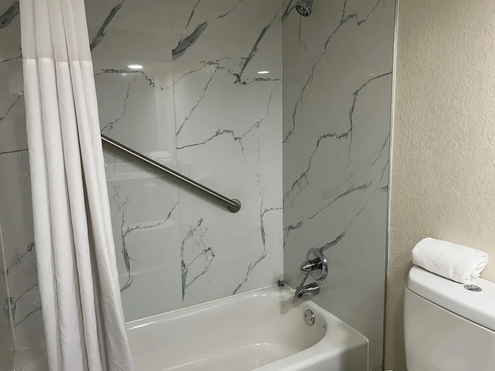 Hilltop Inn & Suites