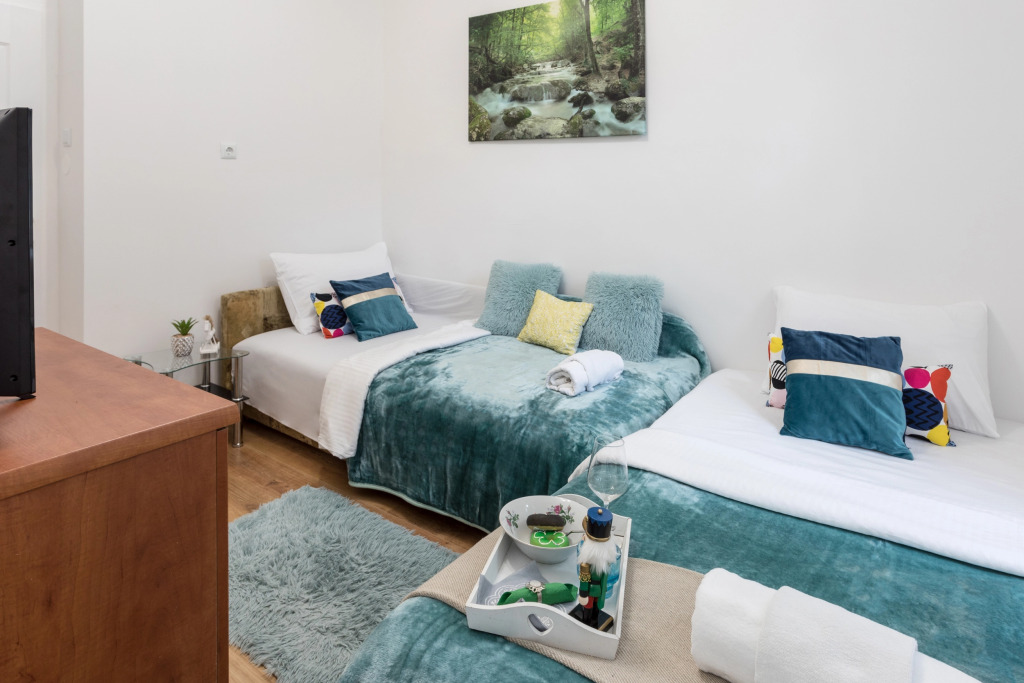 Bright 2BDR Apt near Main Bus Station-FREE PARKING