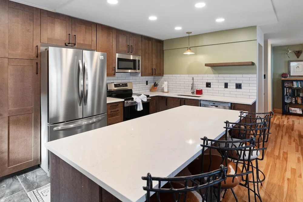 Winterset 8 pet Friendly 4 Bedroom Townhouse by RedAwning