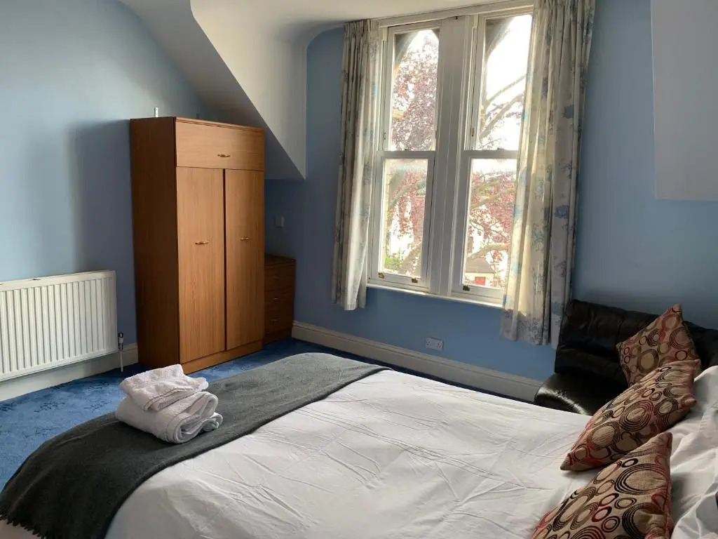 Spacious 5 Bed Apartment Ideal for Contractors with parking in Iffley, Oxford by BedsAway