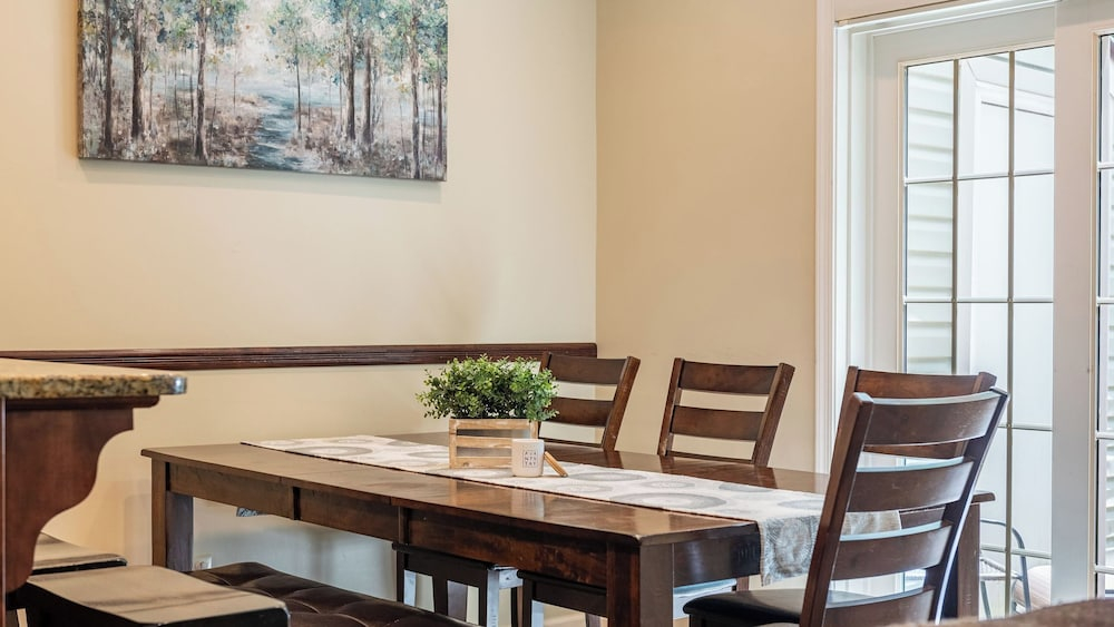 Highland Hideaway by Avantstay Group Poconos Retreat w/ Patio + Game Room + Lake/pool Passes Included